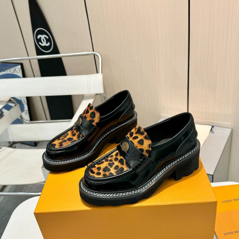 l0vis Vvtt0n loafers